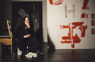 A artista Anne Imhof fotografada em seu ateliê por Nadine Fraczkowski