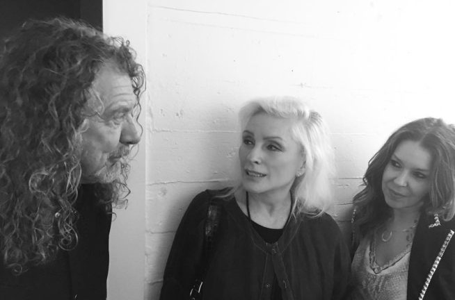 Robert Plant e Debbie Harry nos bastidores da primeira edição do festival