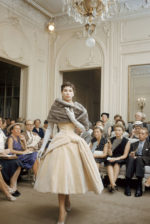 Apresentação couture no salon de Christian Dior, 1952