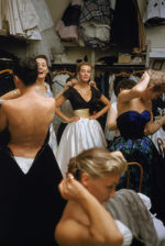 Preparação para apresentação couture de Pierre Balmain, 1954