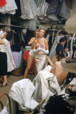 Preparação para apresentação couture de Pierre Balmain, 1954