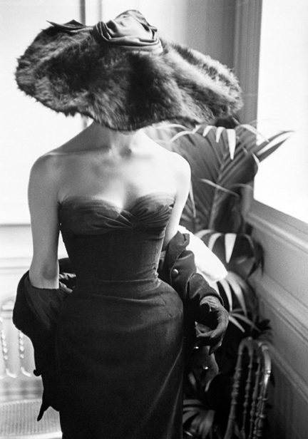 Apresentação de chapéus na Dior, 1954