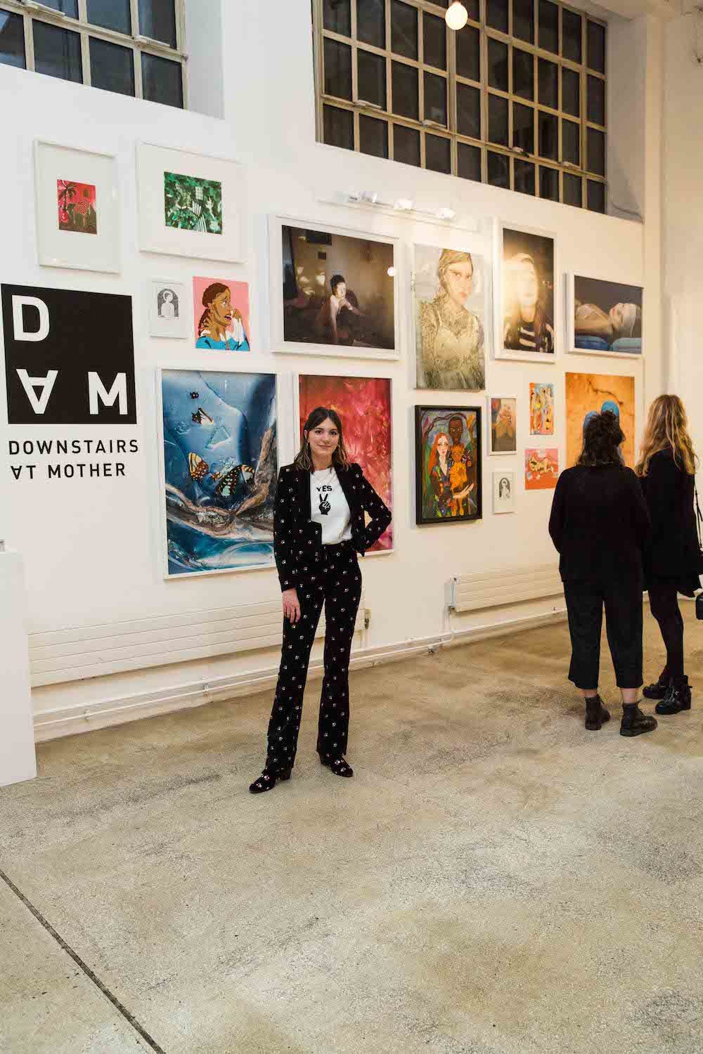 A curadora Katy Hessel na exposição The Great Women Artists, em Londres / Reprodução