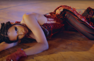 Tinashe no vídeo de Bouncin