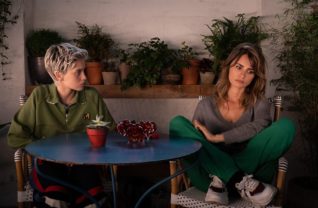 Ana (Milena Smith) e Janis (Penélope Cruz) em cena de Mães Paralelas, da Netflix.