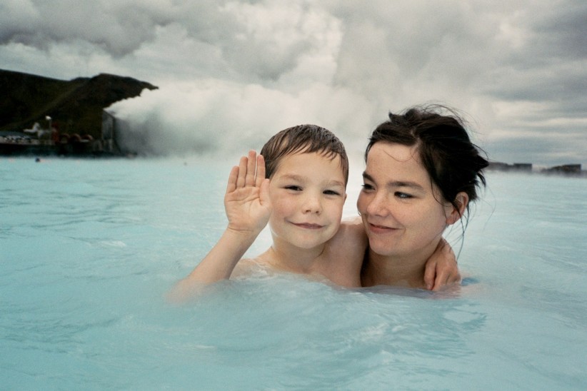 Björk e o filho, em 1993