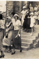 Década de 1930: Sapatos bicolores, bolsas de mão, luvas e chapéus de abas estreitas completam o figurino.