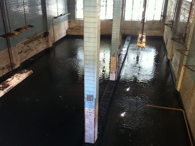 A água escorre para o piso inferior, onde é captada e reaproveitada