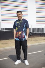 Daniel Ueda veste camiseta Supreme, calça Phillip Lim e tênis Nike