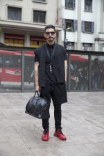Rodrigo Polack veste colete e polo Alexandre Herchcovitch, tênis e óculos Prada, bolsa e colar Givenchy e calça Burberry