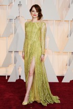 Emma Stone, indicada ao Oscar de melhor atriz coadjuvante por "Birdman", veste Elie Saab Couture, joias Tiffany & Co. e sapato Christian Louboutin