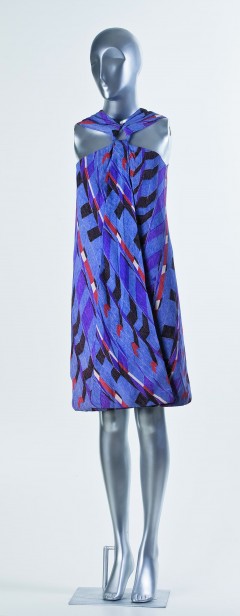 Aprés-midi - vestido curto, 1972 Estampa de Alfredo Volpi Jersey de nylon, 97 x 45 cm Coleção Masp Doação Rhodia