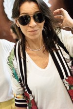 Manu Carvalho veste casaco Adriana Barra, bolsa Dior e jóias Marisa Clermann
