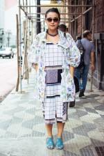 Mari Di Pilla usa vestido & Other Stories, casaco Stella McCartney para Adidas, sandália Septis e óculos Dior