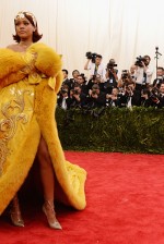 O vestido de Rihanna visto de frente