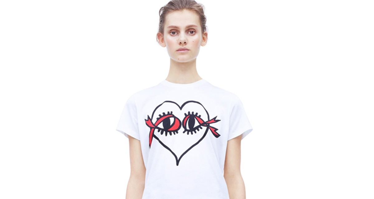 Camiseta criada por Victoria Beckham em prol da luta contra a Aids