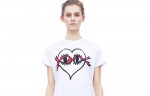 Camiseta criada por Victoria Beckham em prol da luta contra a Aids
