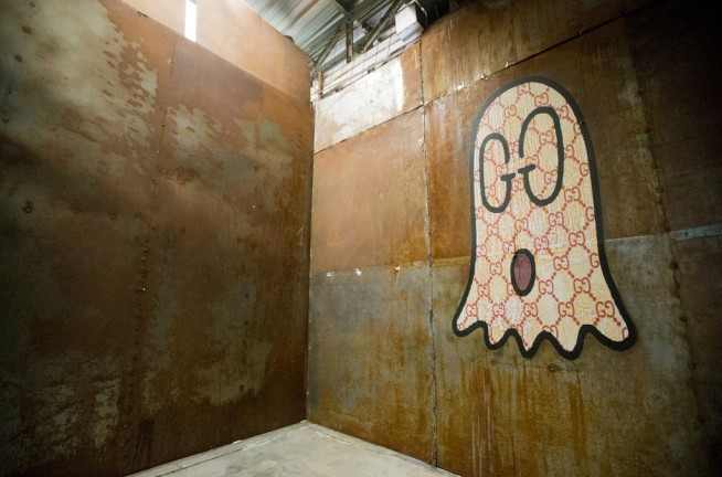O "fantasminha camarada" da Gucci, nas paredes do estúdio temporário da grife