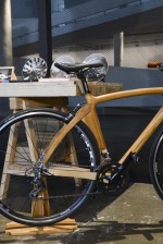 Bicicleta de madeira por R$ 11.600