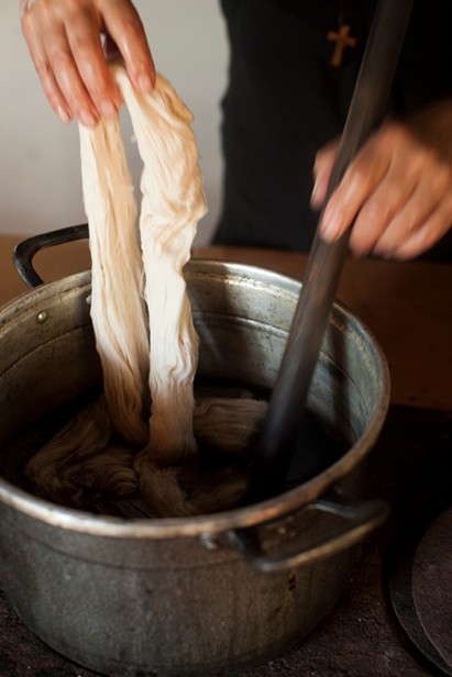 Processo de tingimento do algodão pelas artesãs de Muzambinho (MG)