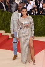 Kanye West e Kim Kardashian de Balmain