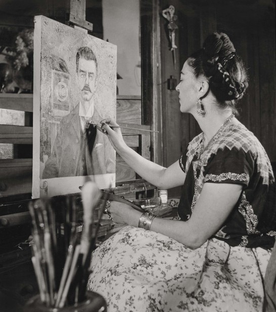 Frida pintando o retrato de seu pai por Gisèle Freund, 1951 ©Museu Frida Kahlo