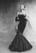 Lisa Fonssagrives-Penn de vestido Rochas, em Paris (1950)