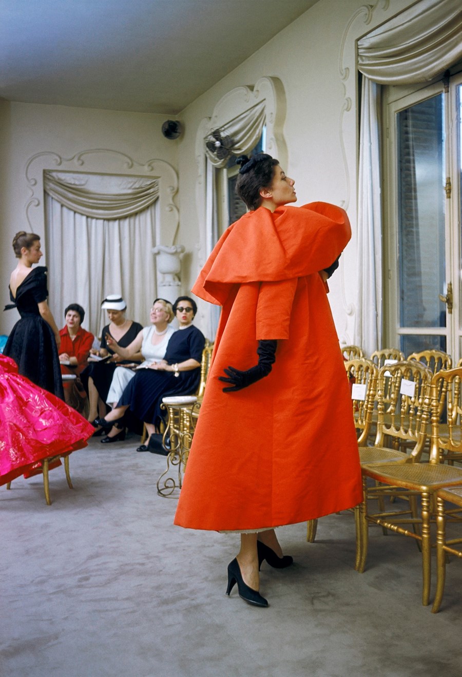 Modelo vestindo casaco Balenciaga no showroom da maison, em 1954 ©Reprodução