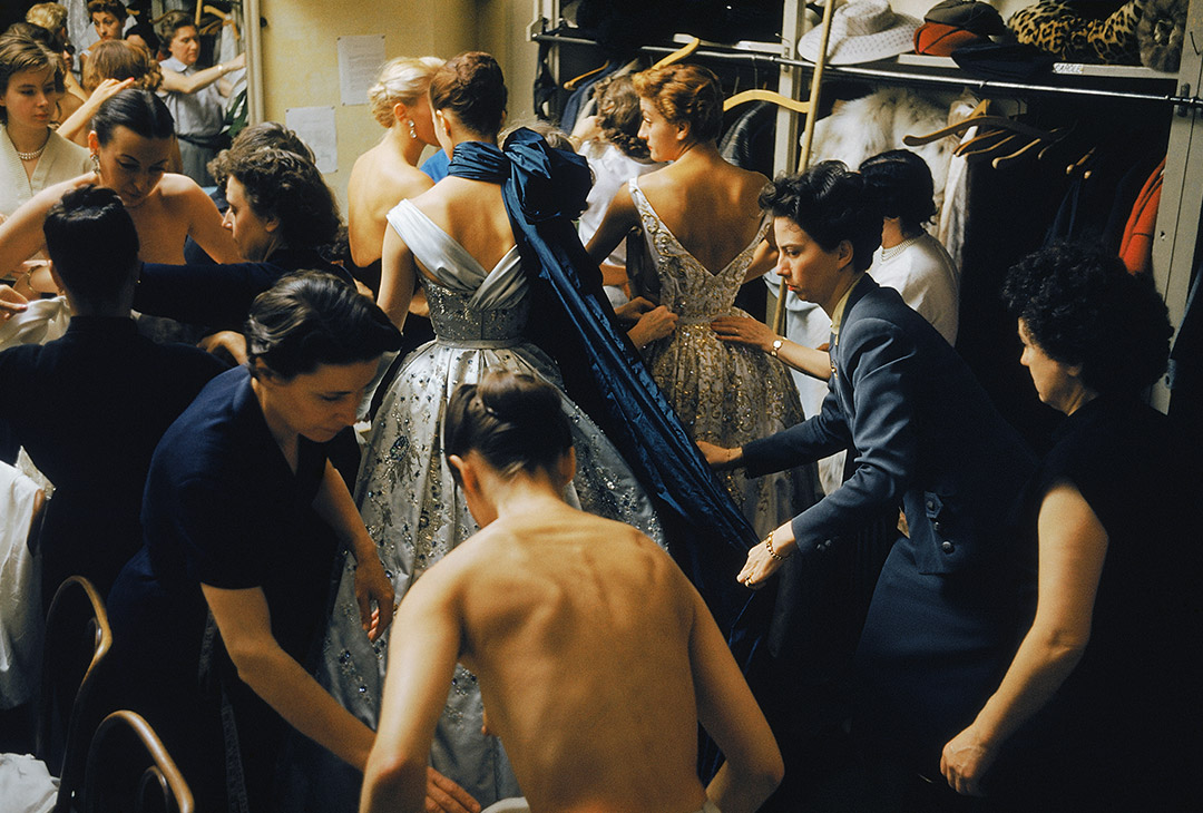 Preparação para apresentação couture de Pierre Balmain, 1954 por Mark Shaw ©Reprodução