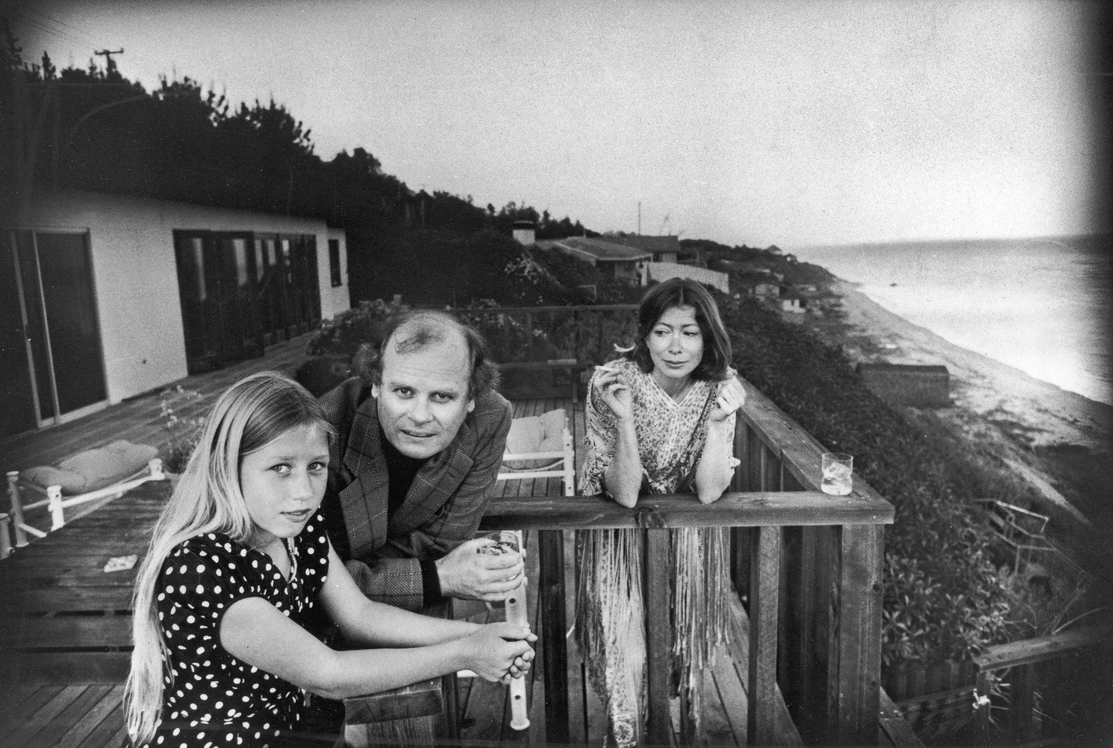 Em 1976, Quintana Roo, John Gregory Dunne e Joan Didion em casa, em Malibu, na Califórnia ©Time Life Pictures/Getty Images