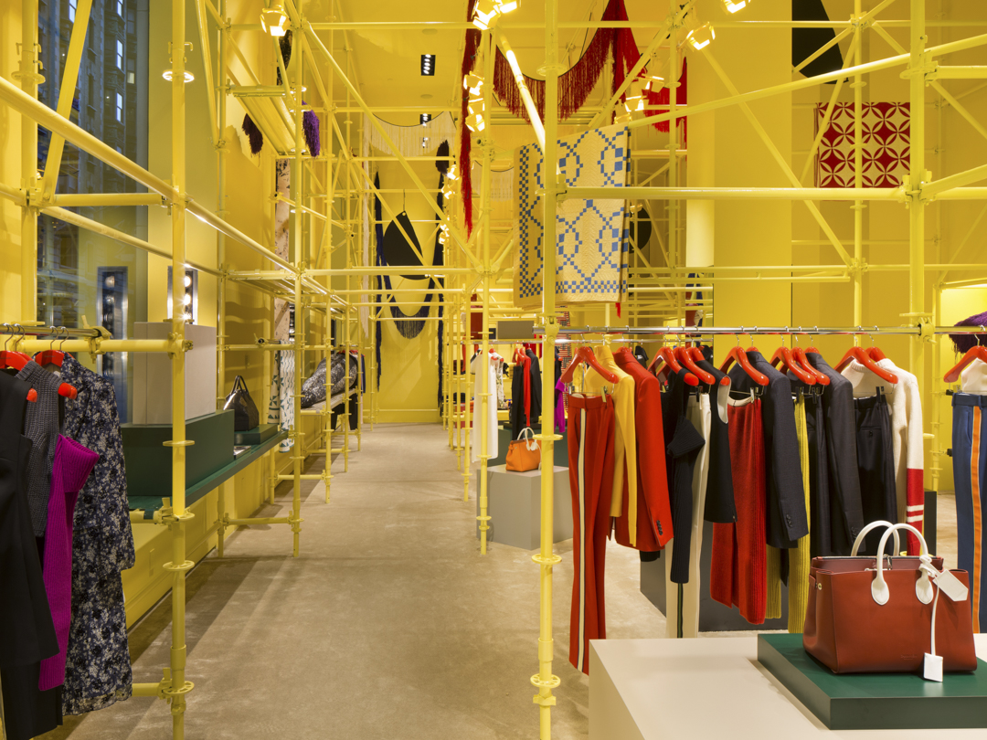 Para receber a primeira coleção de Raf Simons, Calvin Klein reinaugura  flagship de NY - FFW
