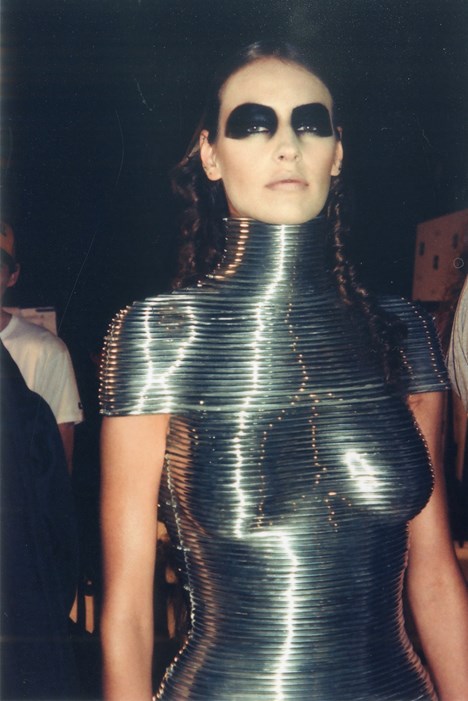 O corset de alumínio no desfile de Inverno 1999 de Alexander McQueen, criado em parceria com o joalheiro Shaun Leane ©Reprodução