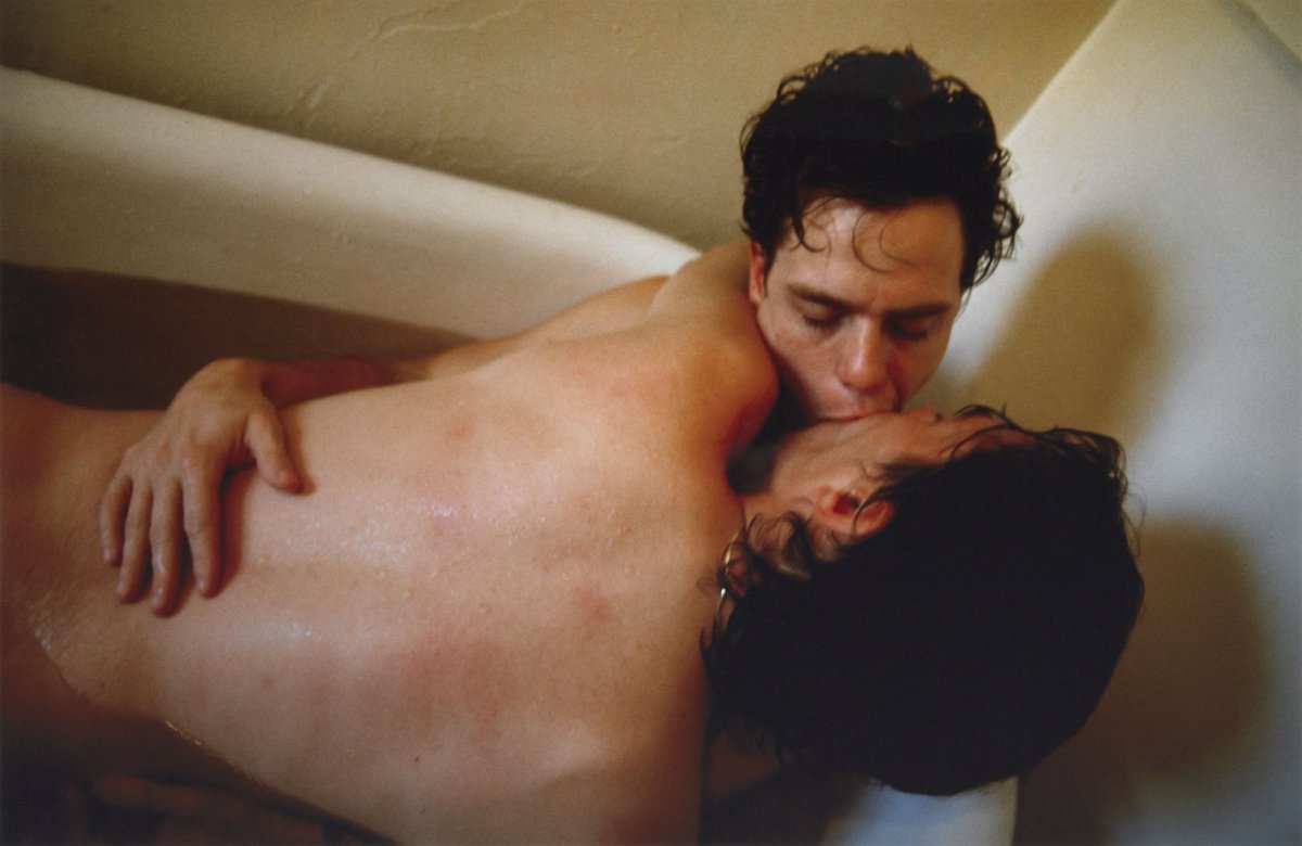 Matt and Lewis in the Tub Kissing, Cambridge (1988) / Reprodução