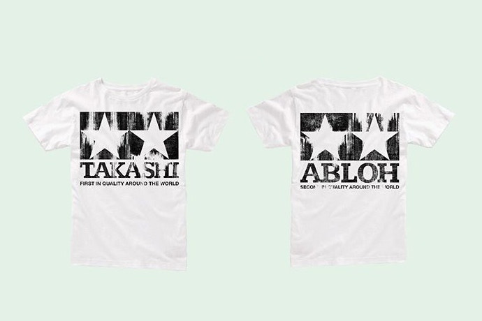 A frente e as costas das T-Shirts feitas à mão por Virgil Abloh e Takashi Murakami ©Reprodução