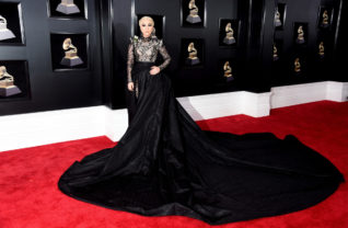 Lady Gaga de Armani Privé no Grammy 2018 / Reprodução
