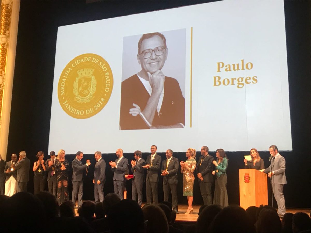 Momento da entrega da medalha a Paulo Borges / Cortesia