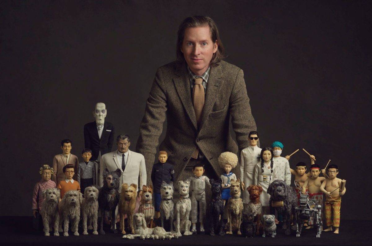 Wes Anderson com os personagens de seu novo filme, Ilha de Cachorros / Reprodução