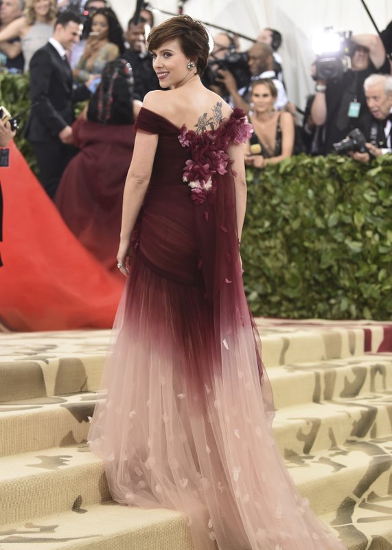 Scarlett Johansson veste Marchesa no Met Gala 2018
