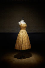 Vestido Perou Short, Inverno Couture 1954. Foi de Cecil Beaton e emprestado pelo Museu de Londres