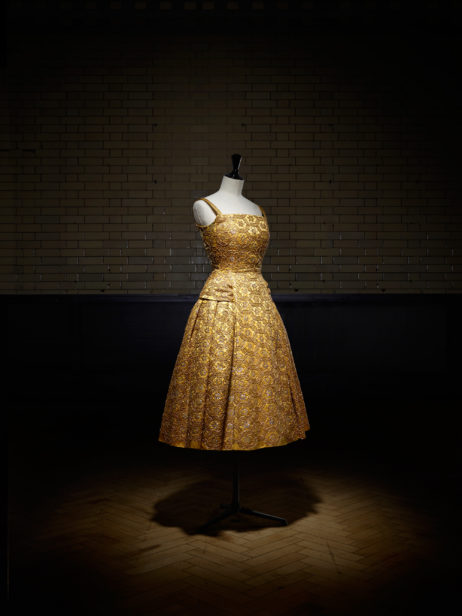 Vestido Perou Short, Inverno Couture 1954. Foi de Cecil Beaton e emprestado pelo Museu de Londres