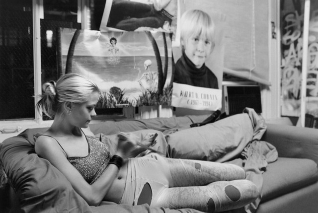 Jamie King por Davide Sorrenti, em foto que causou polêmica por mostrar a modelo em volta a posters de artistas que morreram jovens, como Kurt Cobain e Sid Vicious / Reprodução