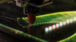 Close na impressora 3D imprimindo um tênis da Nike / Reprodução