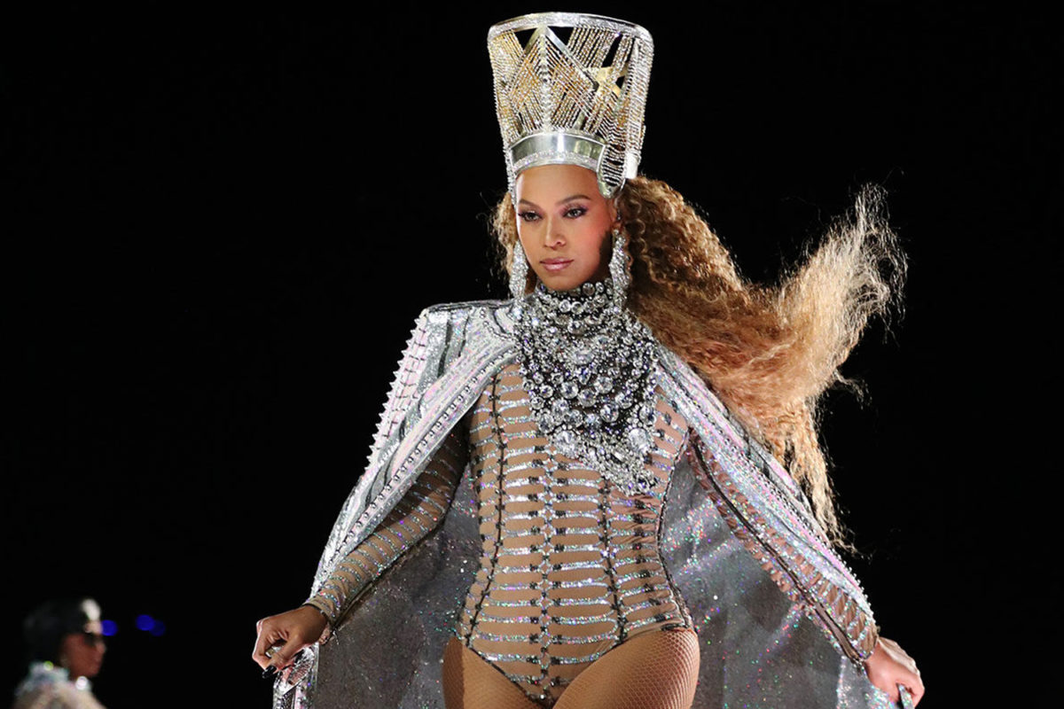 Beyoncé veste coroa e joias da House of Malakai na abertura de seu show no segundo final de semana do Coachella 18 © Reprodução