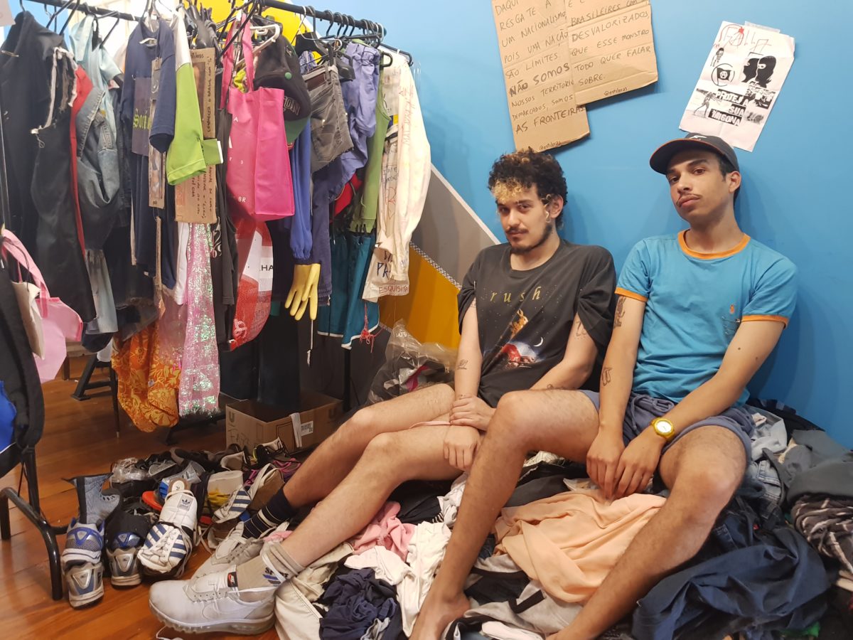 Ricardo Boni e Brendon Xavier no ateliê provisório das Estileras no Coletivo Cabeças / Cortesia