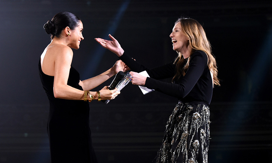 Meghan Markle e Clare Waight Keller no Fashion Awards / Reprodução