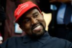 Kanye West com seu boné que mostra apoio a Trump / Reprodução