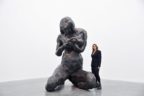 Tracey Emin ao lado da escultura The Mother / Reprodução