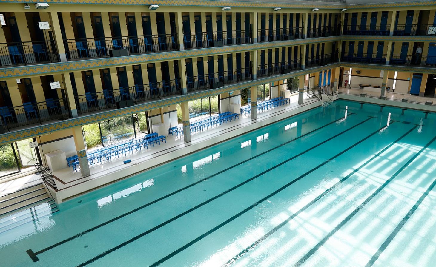 Na Lanvin, o diretor criativo Bruno Sialelli escolheu a Piscine Pailleron para seu desfile de estreia. A piscina foi construída em 1933 pelo arquiteto Lucien Pollet, que era fascinado por design de piscinas - ela foi restaurada nos anos 2000 por Marc Mimram. A cor azul é importante para a marca e estava presente em diversos tons da locação além da piscina / Reprodução