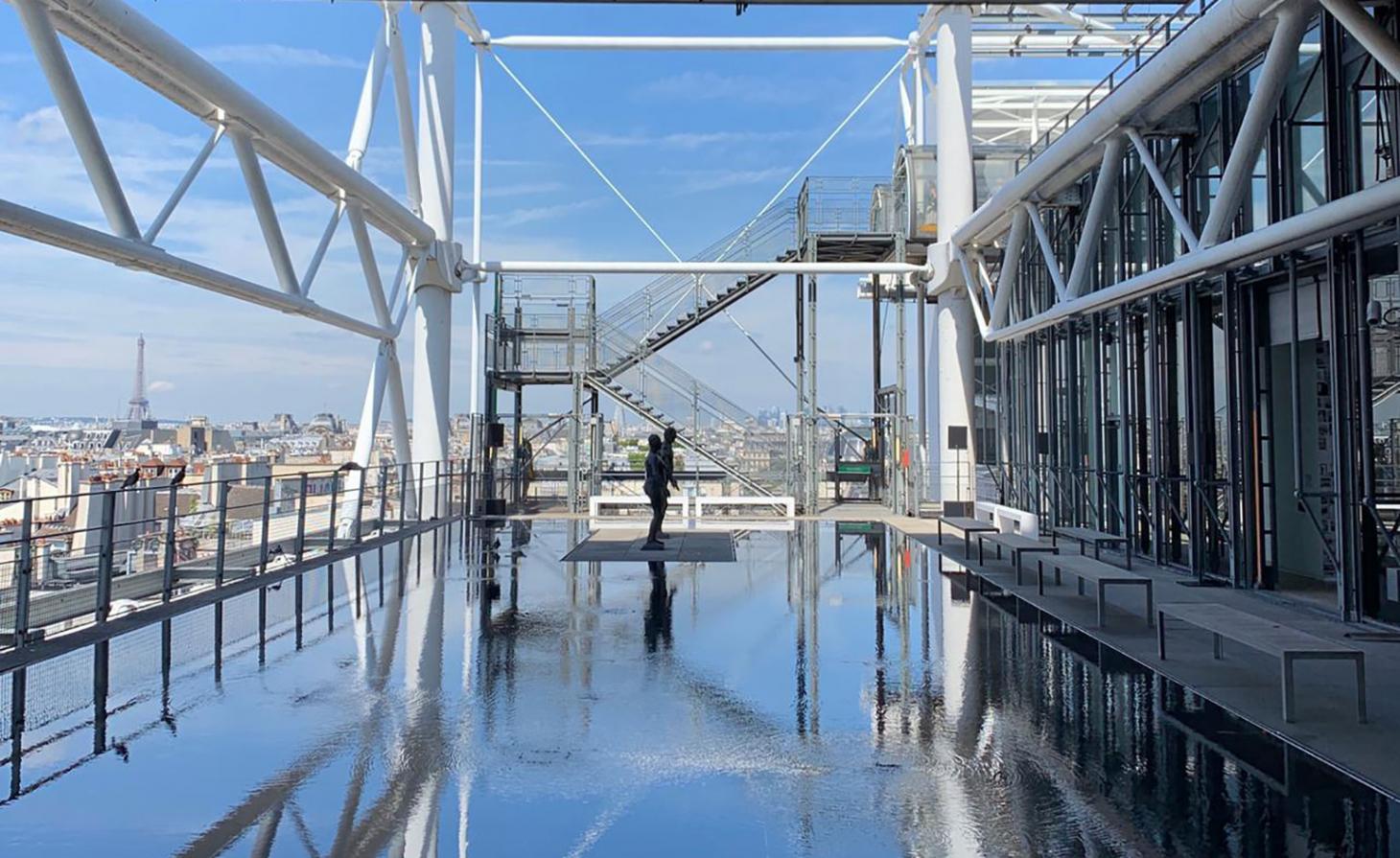 Para seu terceiro desfile, Ludovic de Saint Sernin escolheu o Centro George Pompidou, que ja recebeu shows de Louis Vuitton e Vetements. Um dos nomes mais promissores de sua geração, Ludovic montou o show em um dos terraços ao ar livre, no quinto andar, um espaço nunca antes usado como locação para desfiles. A piscina rasa do espaço evocou a inspiração "wet-n-wild" por trás da coleção / Reprodução