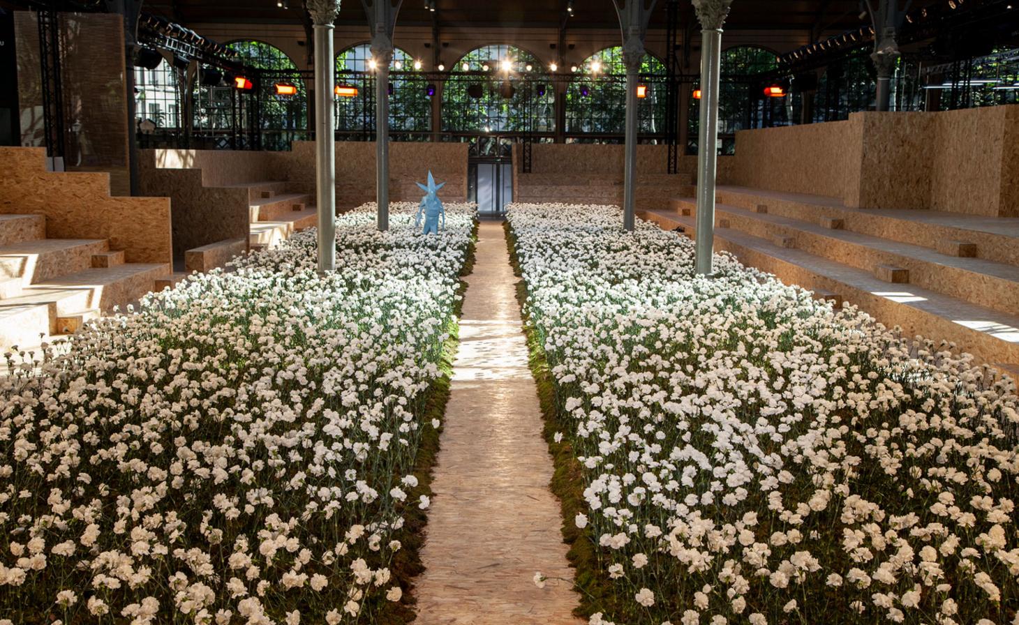 No Carreau du Temple Virgil Abloh fez uma passarela cercada por dois canteiros de flores de cravos brancos, com direito até a um gnomo de jardim / Reprodução